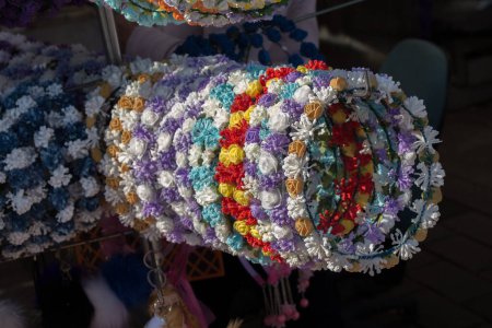 Foto de Coronas de colores hechas de flores falsas - Imagen libre de derechos