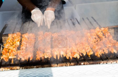 Téléchargez les photos : Shashlyk de poulet étant grillé sur le gril - en image libre de droit