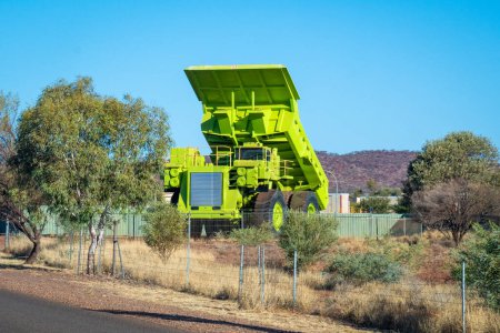 Téléchargez les photos : "Haul Truck grand équipement minier en vert pour la mine de minerai de fer australien" - en image libre de droit