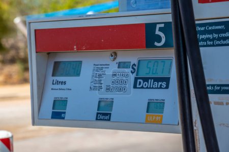 Téléchargez les photos : "Pompe à essence numérique en Australie différents types de gaz" - en image libre de droit