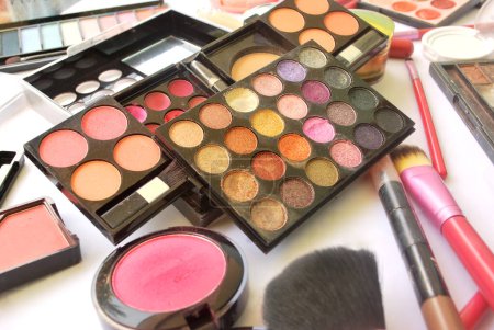 Téléchargez les photos : Accessoires de maquillage sur fond blanc - en image libre de droit