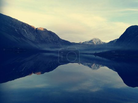 Téléchargez les photos : Beau paysage de lac en montagne - en image libre de droit