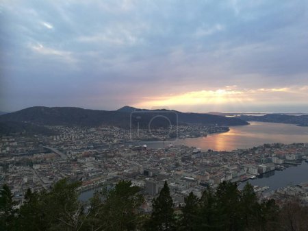 Téléchargez les photos : Bergen ville au coucher du soleil, Norvège - en image libre de droit