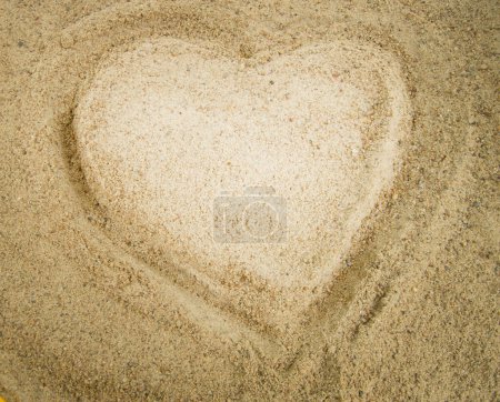 Téléchargez les photos : Heart drawn in the sand, a symbol of love, Valentine's day - en image libre de droit