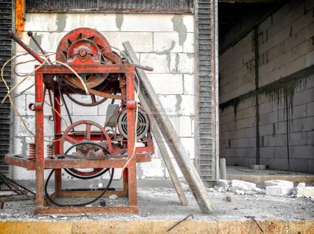 Foto de "Cortador de acero eléctrico operado a mano gastado en un sitio de construcción." - Imagen libre de derechos