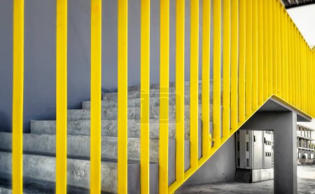 Foto de "Carriles pintados de la guardia amarilla en una escalera." - Imagen libre de derechos