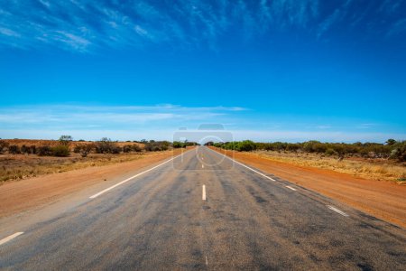 Foto de "Camino recto sin fin en Australia Occidental cerca de Billabong Roadhouse" - Imagen libre de derechos