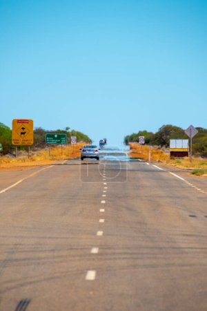 Téléchargez les photos : "Mirage sur une route droite sans fin en Australie occidentale" - en image libre de droit