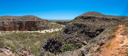 Téléchargez les photos : "Panorama des gorges de Mandu Mandu avec lit de rivière sec menant à l'océan Indien au parc national du Cap-Range Australie" - en image libre de droit