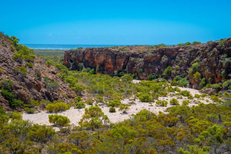 Téléchargez les photos : "Gorge Mandu Mandu avec lit de rivière sec pendant la saison sèche menant vers l'océan Indien au Parc National du Cap Australie" - en image libre de droit