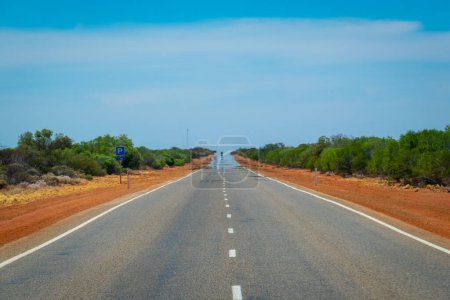 Téléchargez les photos : "Mirage sur la route droite sans fin menant à travers Bush australien" - en image libre de droit