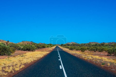 Téléchargez les photos : "Poussière de minerai de fer pourpre à côté de la route au parc national Karijini Australie" - en image libre de droit