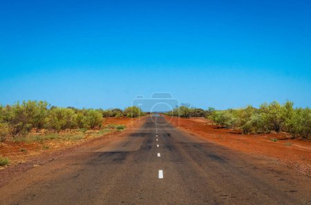 Foto de "Polvo rojo junto a la carretera en el Parque Nacional Karijini tierra mineral de hierro púrpura" - Imagen libre de derechos