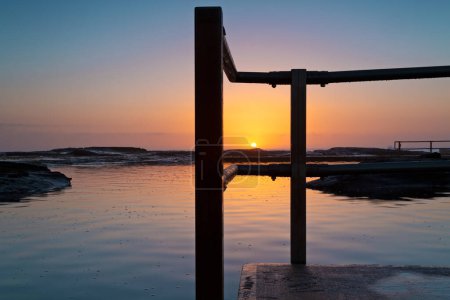 Téléchargez les photos : "Réflexions lever de soleil et piscine rocheuse" - en image libre de droit