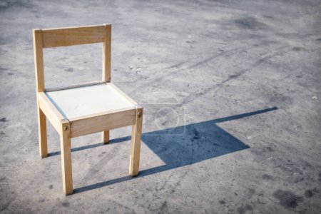 Foto de "Pequeña silla de madera a la luz del sol." - Imagen libre de derechos