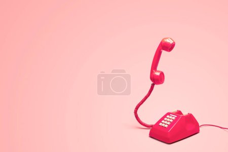 Téléchargez les photos : "Téléphone rose rétro sur fond rose rétro" - en image libre de droit