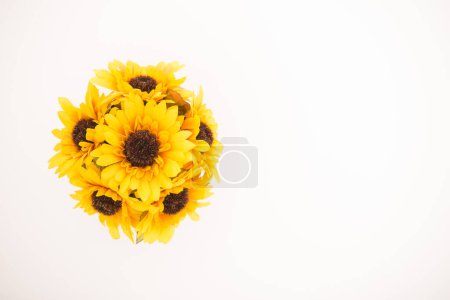 Téléchargez les photos : Bouquet de fleurs artificielles sur blanc - en image libre de droit