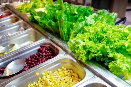Téléchargez les photos : Bar à salade self-service frais dans un restaurant. - en image libre de droit
