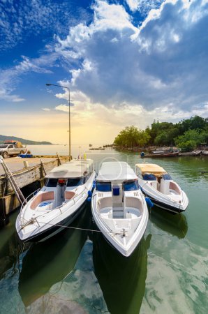 Téléchargez les photos : "travel Speed Boat port thailand shipping location Tourist boat to island in Thailand In the bright blue days" - en image libre de droit