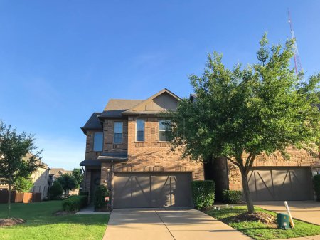 Téléchargez les photos : "Entrée avant de la maison neuve avec portes de garage en bois près de Dallas, Texas
" - en image libre de droit