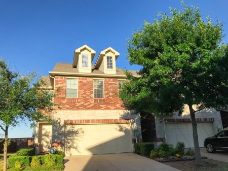 Téléchargez les photos : "Maisons attenantes neuves avec portes de garage doubles près de Dallas, Texas, USA" - en image libre de droit