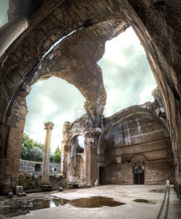 Foto de Tivoli Villa Adriana templo romano sin techo sin techo de Grand Thermae o Grandi Terme en Hadrians Villa en Roma Lazio - UNESCO arqueológico Italia - Imagen libre de derechos