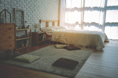Foto de Dormitorio y colchón blanco - Imagen libre de derechos