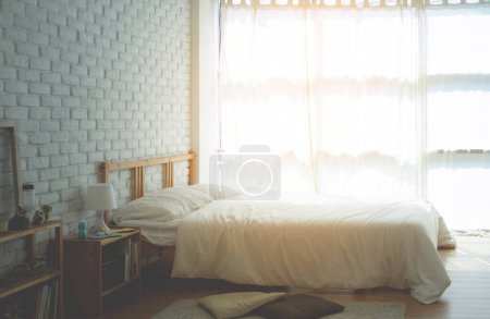 Foto de "Dormitorio y colchón blanco" - Imagen libre de derechos