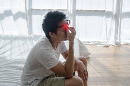 Téléchargez les photos : Jeune homme asiatique souffrant de douleur. Concept de problème de santé - en image libre de droit