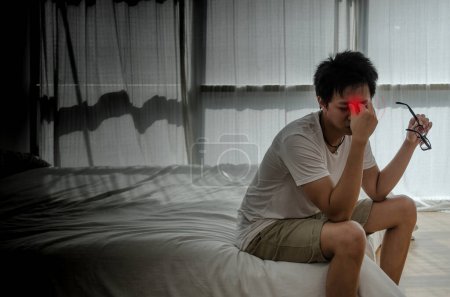 Foto de Joven asiático que sufre de dolor. Concepto de problema de salud - Imagen libre de derechos