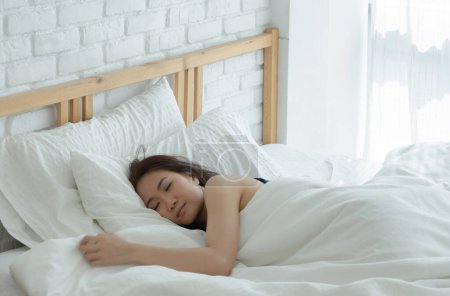 Foto de Mujer Duerme en la cama en la habitación. - Imagen libre de derechos