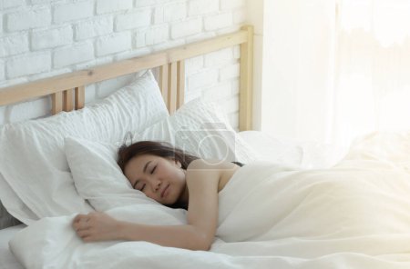 Foto de Hermosa joven mujer asiática durmiendo en la cama - Imagen libre de derechos