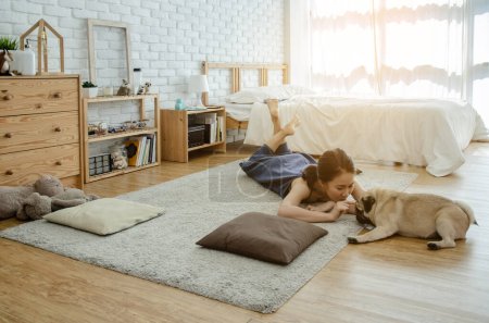Téléchargez les photos : Jeune femme avec petit chien mignon dans la chambre - en image libre de droit