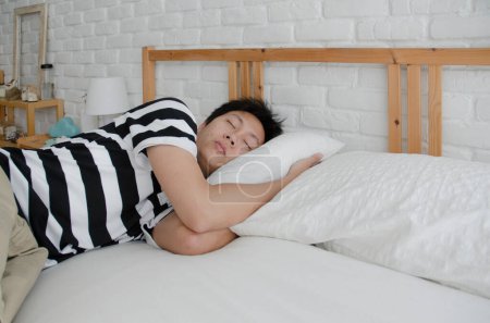 Foto de Asiático hombre durmiendo en cama - Imagen libre de derechos