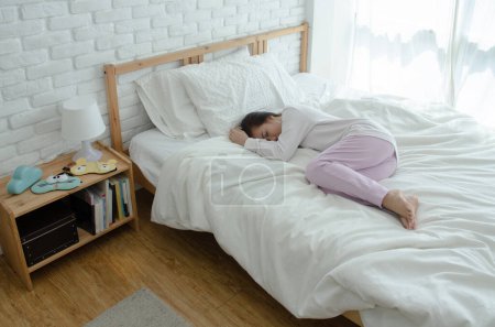 Téléchargez les photos : Jeune femme asiatique au lit. Concept de santé dans le sommeil - en image libre de droit
