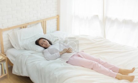 Foto de Mujer asiática joven en la cama. Concepto de salud en el sueño - Imagen libre de derechos