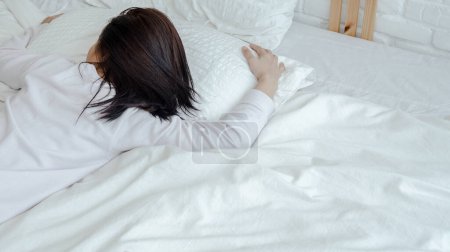 Téléchargez les photos : Jeune femme asiatique au lit. Concept de santé dans le sommeil - en image libre de droit