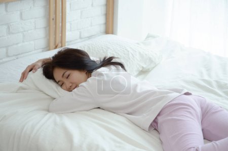 Foto de Mujer asiática joven en la cama. Concepto de salud en el sueño - Imagen libre de derechos