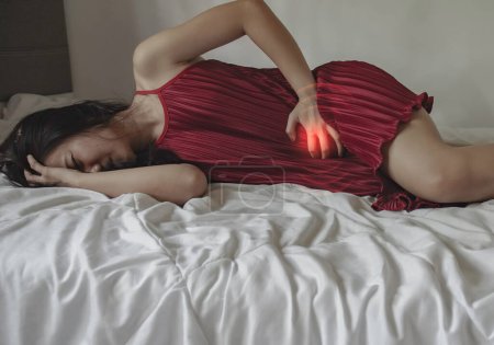 Foto de Mujer enferma con dolor en la cama - Imagen libre de derechos