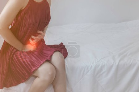 Téléchargez les photos : Femme malade avec douleur sur le lit - en image libre de droit