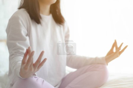 Téléchargez les photos : Femme sont assis sur le yoga sur le matelas. - en image libre de droit