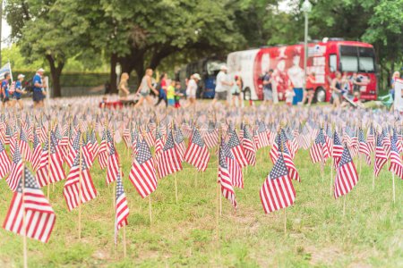 Foto de Banderas americanas de césped con fila borrosa de personas llevan desfile de pancartas de soldados caídos - Imagen libre de derechos
