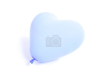 Foto de Corazón de globo azul aislado sobre fondo blanco - Imagen libre de derechos