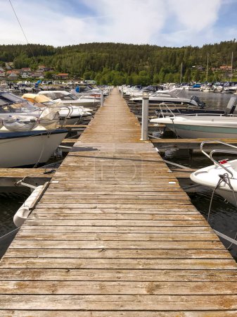 Téléchargez les photos : Bateaux au quai avec jetée en bois - en image libre de droit