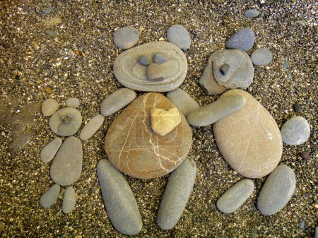 Téléchargez les photos : Impressions de vacances d'été, les enfants ont posé diverses figurines en pierre sur le sable - en image libre de droit