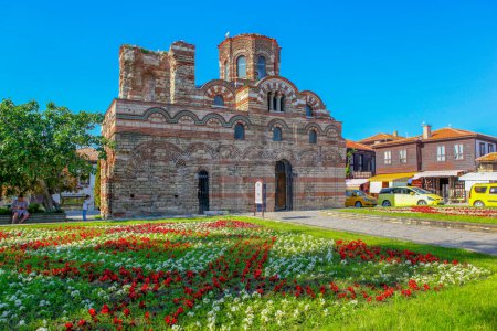Foto de Nesebar, Bulgaria - 29 de mayo de 2019: Nesebar (a menudo transcrita como Nessebar) es una antigua ciudad y uno de los principales centros turísticos junto al mar en la costa búlgara del Mar Negro, ubicada en la provincia de Burgas
. - Imagen libre de derechos
