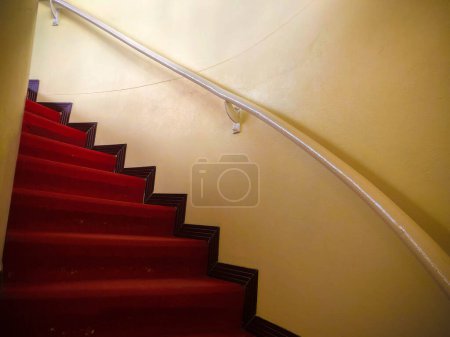 Téléchargez les photos : Tapis rouge sur les escaliers blancs dans un intérieur - en image libre de droit