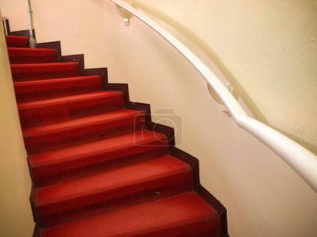 Foto de La alfombra roja en las escaleras Blancas en el interior - Imagen libre de derechos