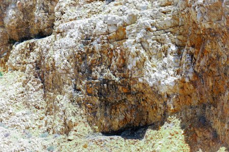 Foto de Piedras rocosas brillantes y de alto contraste en el puerto deportivo de Croacia - Imagen libre de derechos