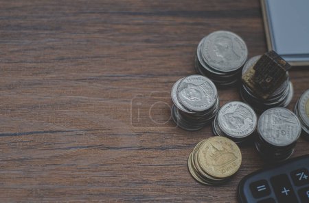 Foto de Primer plano de escritorio de madera con monedas y calculadora - Imagen libre de derechos
